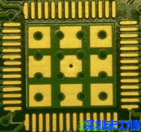 這個通孔的設(shè)計勉強可以接受，只剩下正中間一個通孔沒有塞孔，而且孔徑也變小了。