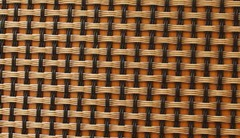 圖片只是示意圖，并不是真正的玻纖布，基本上由經(jīng)緯兩股材料交錯編織而成，經(jīng)緯的交錯間如果有空隙，就容易藏水分，所以一般會以透氣性來檢查其密合度。