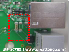 有人認(rèn)為電容旁邊已經(jīng)有螺絲將電路板固定于機(jī)殼上了，不應(yīng)該發(fā)生電路板彎曲的現(xiàn)象才對。