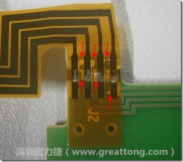 這張圖所顯示的，PCBA工廠實(shí)際進(jìn)行HotBar(熱壓熔錫焊接)焊接的時(shí)候，經(jīng)常會(huì)出現(xiàn)這類焊墊之間短路的問題，下面的圖示為比較嚴(yán)重的案例，大部分都只有部份溢錫，但這對品質(zhì)信賴杜已經(jīng)產(chǎn)生了及大的為害，既使現(xiàn)在測試沒有出現(xiàn)問題，難保在高溫膏濕的環(huán)境下不會(huì)出現(xiàn)電子遷移(Electromigration)的現(xiàn)象。