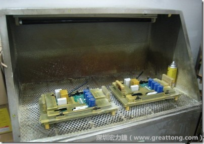使用噴涂(Spraying)方式作業(yè)conformal coating時(shí)，需設(shè)備抽真空的設(shè)備，否則噴涂的物質(zhì)會(huì)飄散到空氣當(dāng)中，影響人體的健康。