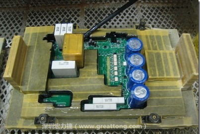 Conformal coating噴涂作業(yè)時(shí)可以使用治具把一些不可以噴涂到的地方及零件覆蓋起來，以免絕緣物質(zhì)噴涂到一些需要作導(dǎo)電接觸的地方。