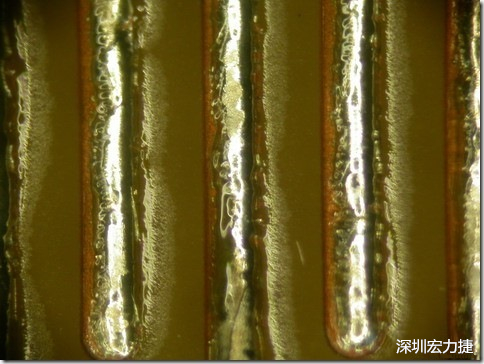 經(jīng)過168小時(shí)的高溫高濕環(huán)境實(shí)驗(yàn)后，此錫膏的最低SIR還可達(dá)到500,000,000 ohms，取LOG10為108.70，但是可以看到焊錫的邊上還有未吃錫的露銅，表示其吃錫狀況比較差