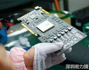 在當(dāng)前的產(chǎn)業(yè)鏈整合和協(xié)同發(fā)展創(chuàng)新的戰(zhàn)略轉(zhuǎn)型期，PCB高密度化和PCB新功能化和智能化，輕、薄、細(xì)、小的發(fā)展帶來(lái)的產(chǎn)品散熱、精密布局、封裝設(shè)計(jì)等也為上游CCL產(chǎn)業(yè)的創(chuàng)新提出了更為嚴(yán)苛的要求。