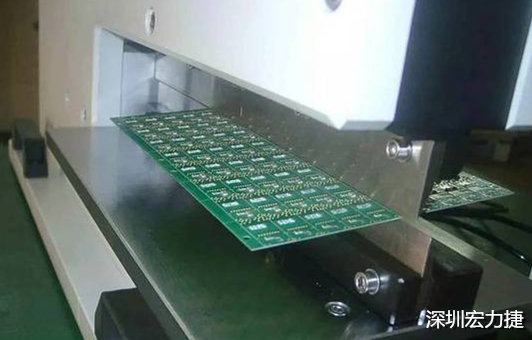 基本上V-Cut就是破壞板子結(jié)構(gòu)的元兇，因?yàn)閂-Cut就是在原來一大張的板材上切出溝槽來，所以V-Cut的地方就容易發(fā)生變形。