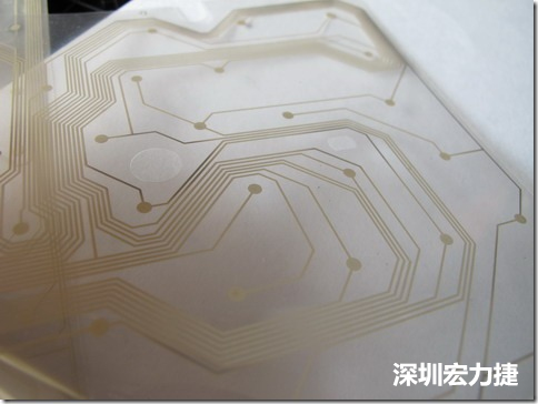 下面第二個(gè)圖則是另一片也有著按鍵線路的PTF，當(dāng)上、下兩面PTF的按鍵結(jié)點(diǎn)互相接觸后就可以計(jì)算出是哪個(gè)按鍵被按下了?？墒钱?dāng)按鍵沒有按下時(shí)，上下兩片PTF的線路則是分開的，所以上圖那片PTF的線路上面其實(shí)還另外覆蓋了另一層透明的PET作為絕緣層，只露出了需要在鍵盤按下時(shí)才會(huì)碰觸的接觸點(diǎn)，因?yàn)檫@些材質(zhì)使用的都是Polymer，所以才撐這樣的技術(shù)為Polydome(聚合簧片)。