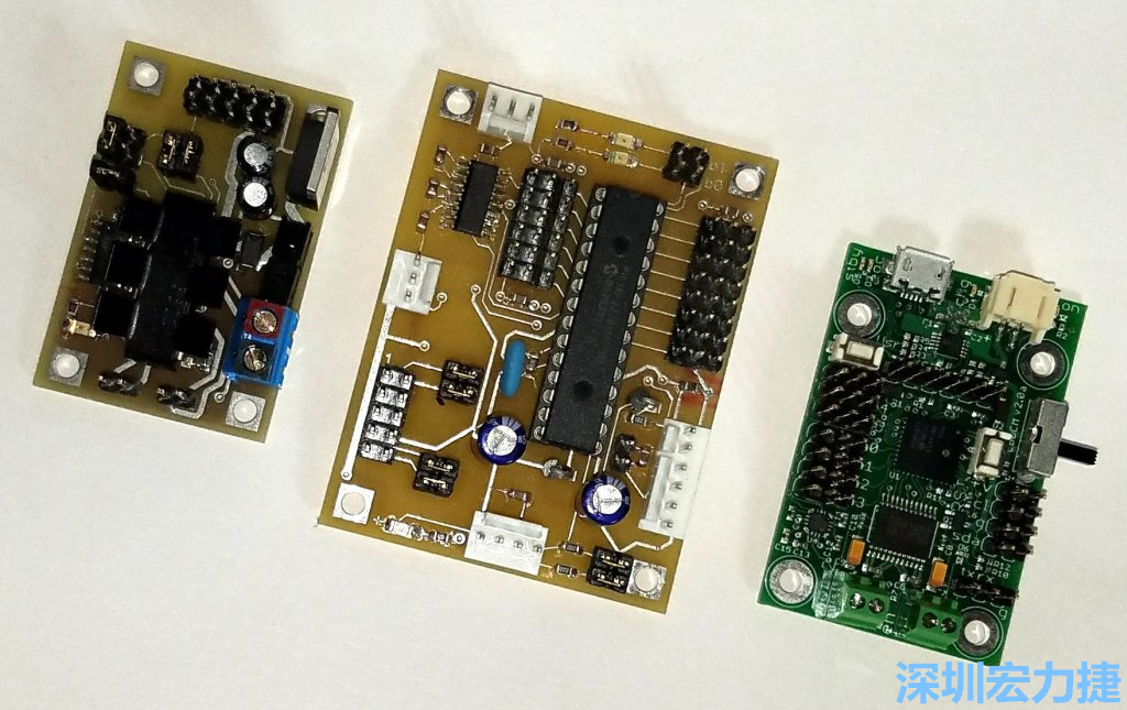 透過機器PCBA組裝，可以讓右邊那塊小板子做到左邊兩塊板子加在一起可以做的事