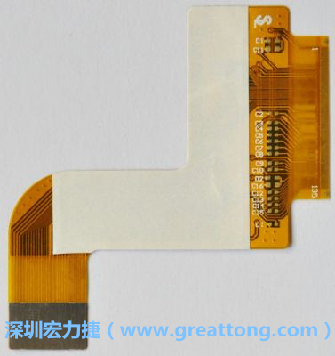 FPCB并非可無限制撓曲，為避免過度撓曲拉扯造成銅箔斷裂，一般在較長條型板材會貼附補強貼片。