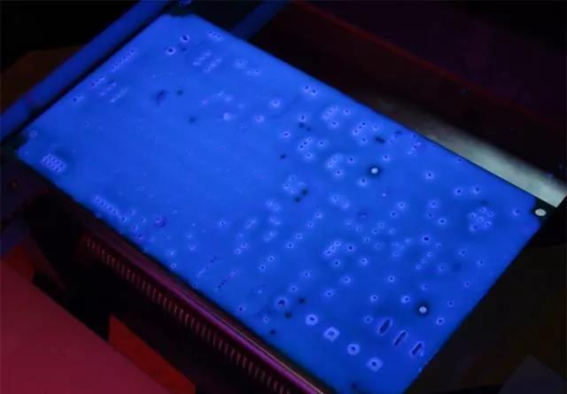 經(jīng)過涂覆工藝后的PCB，在紫光燈下的拍攝效果，原來coating也可以這么美！
