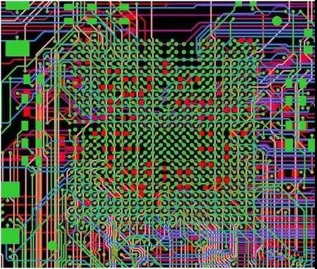 圖18：BGA布線。(頂部)傳統(tǒng)的自動布線器。38個網(wǎng)絡(luò)沒有完成布線。(底部)任意角度的拓?fù)涫阶詣硬季€器。所有網(wǎng)絡(luò)都完成了布線。
