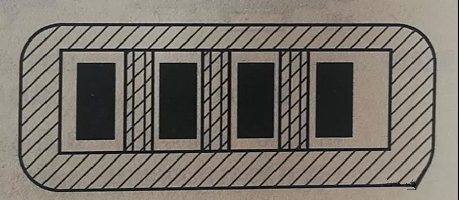 在兩個(gè)焊盤之間有導(dǎo)線通過時(shí)，應(yīng)采取PCB阻焊設(shè)計(jì)，以防止焊接短路